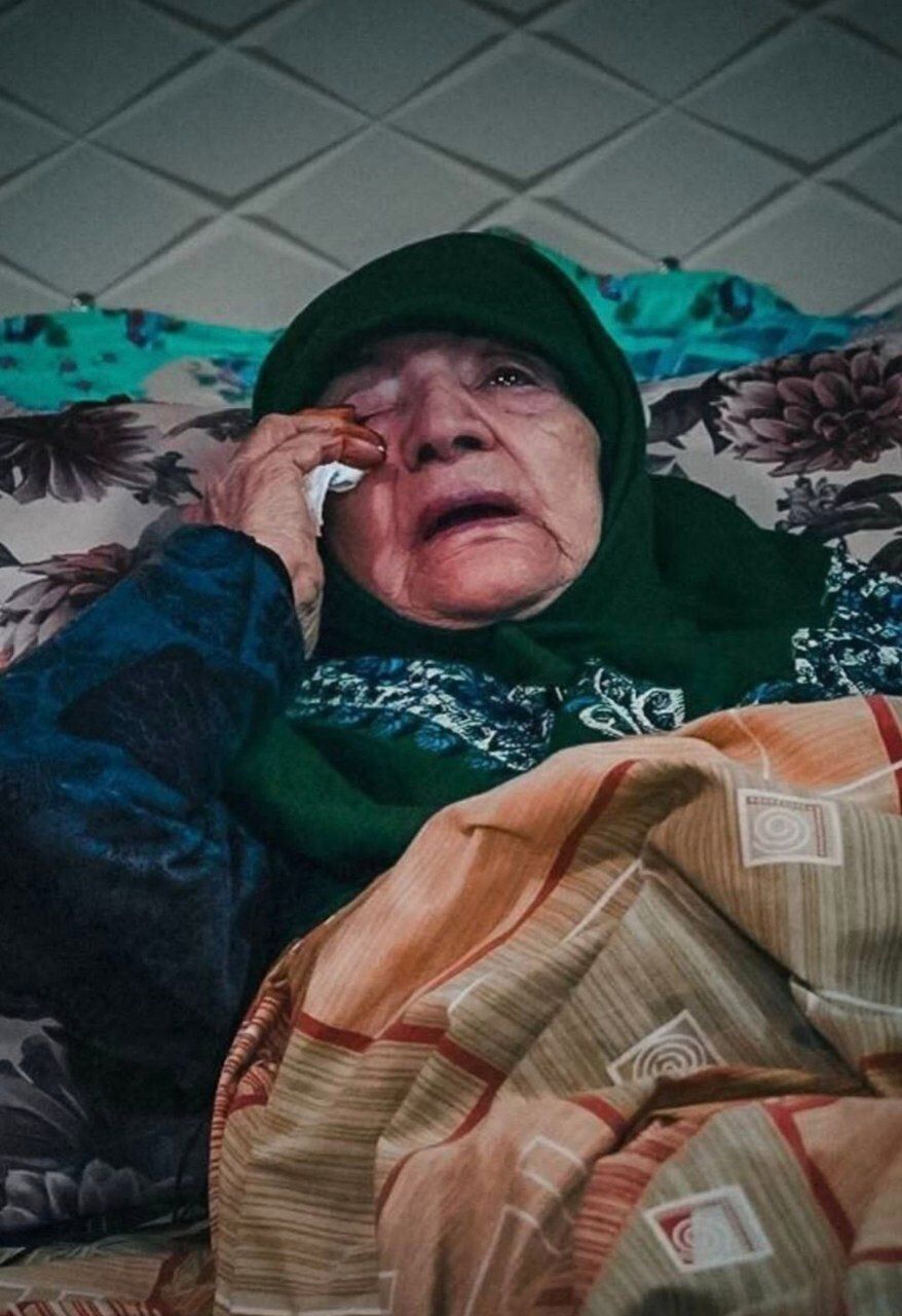 تلخ ترین عکس از مادر رییس جمهور شهید پس از خاکسپاری پسرش