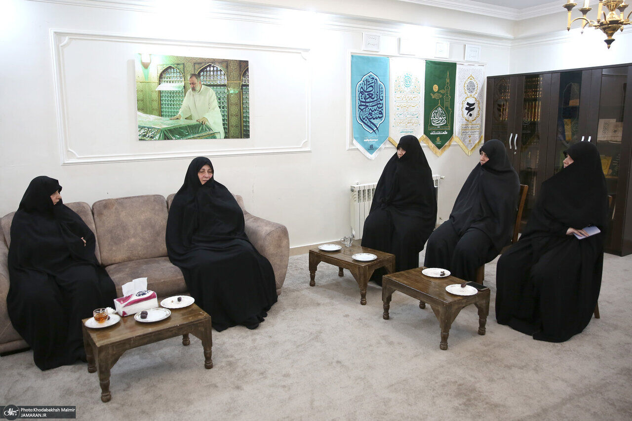 عکس جدید از جمیله علمالهدی و دخترانِ عزادارش + عکس