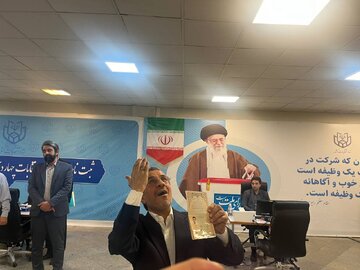 احمدی نژاد پس از ثبت نام و خروج از وزارت کشور در جمع هوادارانش + فیلم