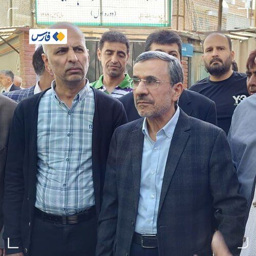 حضور احمدینژاد در وزارت کشور برای نامنویسی در انتخابات + عکس