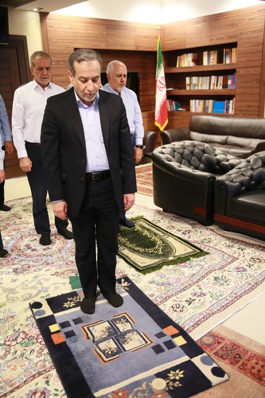 نمازخواندن پزشکیان در کنار کابینه روحانی + عکس