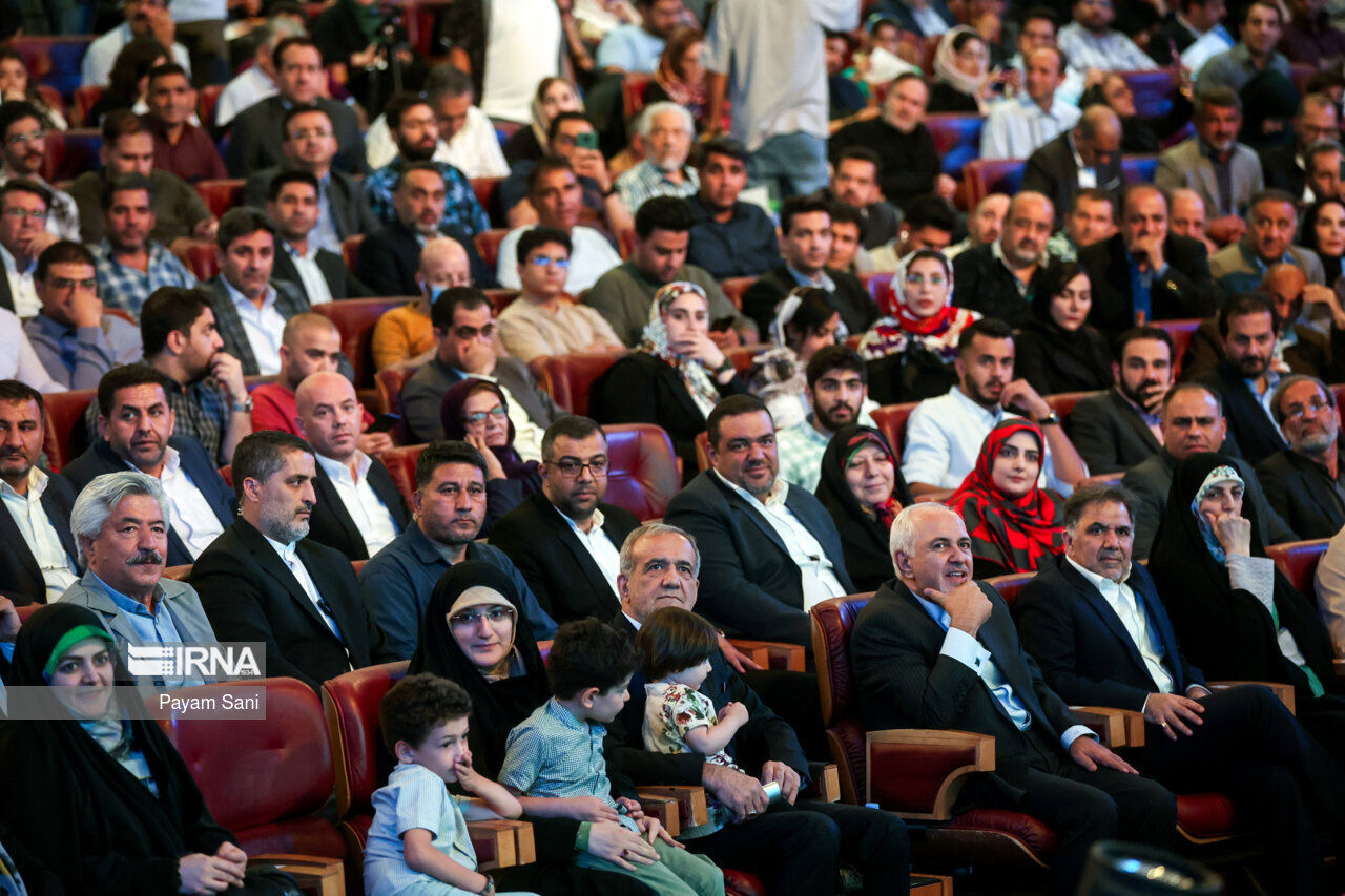 عکسی از مسعود پزشکیان در کنار نوههایش در برج میلاد