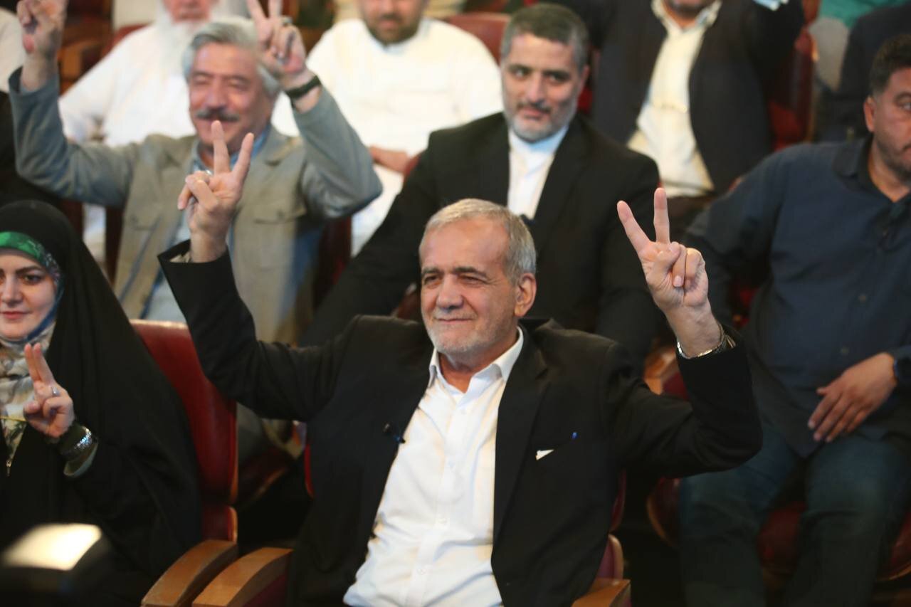 اولین عکس از پزشکیان با ژست پیروزی بعد از میزگرد جنجالی صداوسیما