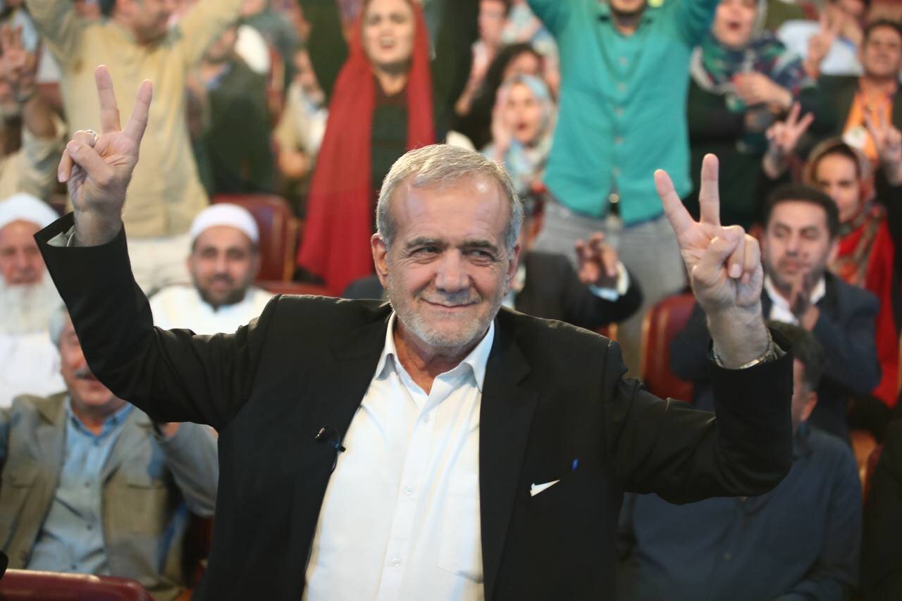 اولین عکس از پزشکیان با ژست پیروزی بعد از میزگرد جنجالی صداوسیما