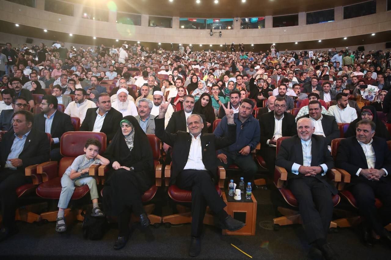 اولین عکس از پزشکیان با ژست پیروزی بعد از میزگرد جنجالی صداوسیما