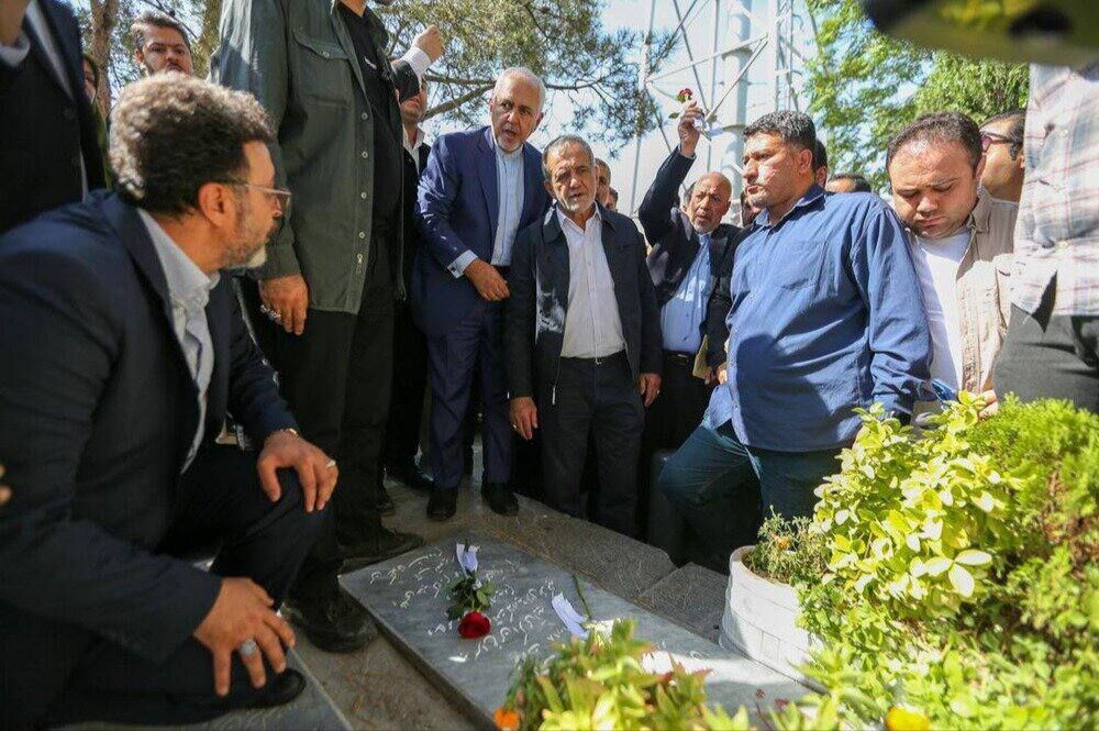 پزشکیان و ظریف بر سر مزار شهدای پرواز هواپیمای اوکراین + عکس