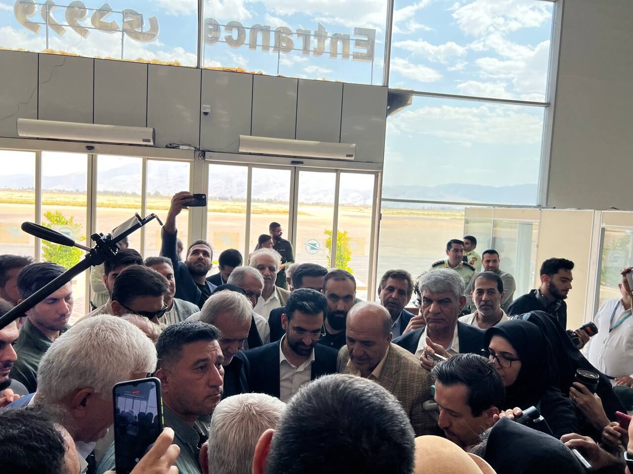 استقبال از پزشکیان در فرودگاه شیراز