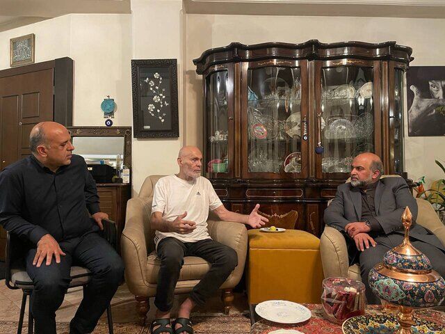 عیادت از جمشید هاشم پور + عکس