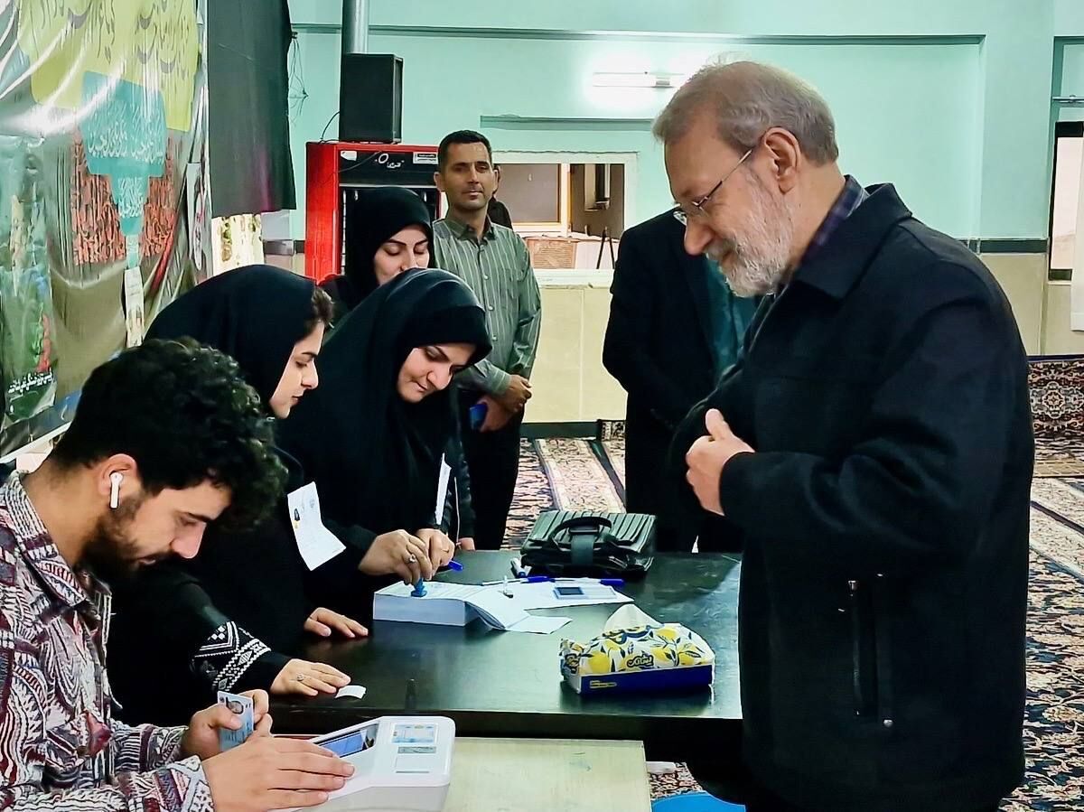 علی لاریجانی رای خود را به صندوق انداخت + عکس