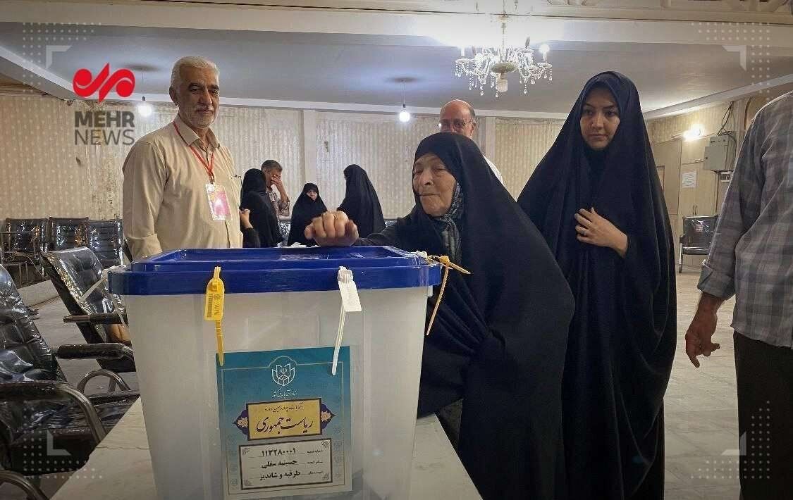 پدر و مادر قالیباف پای صندوقهای رای + عکس