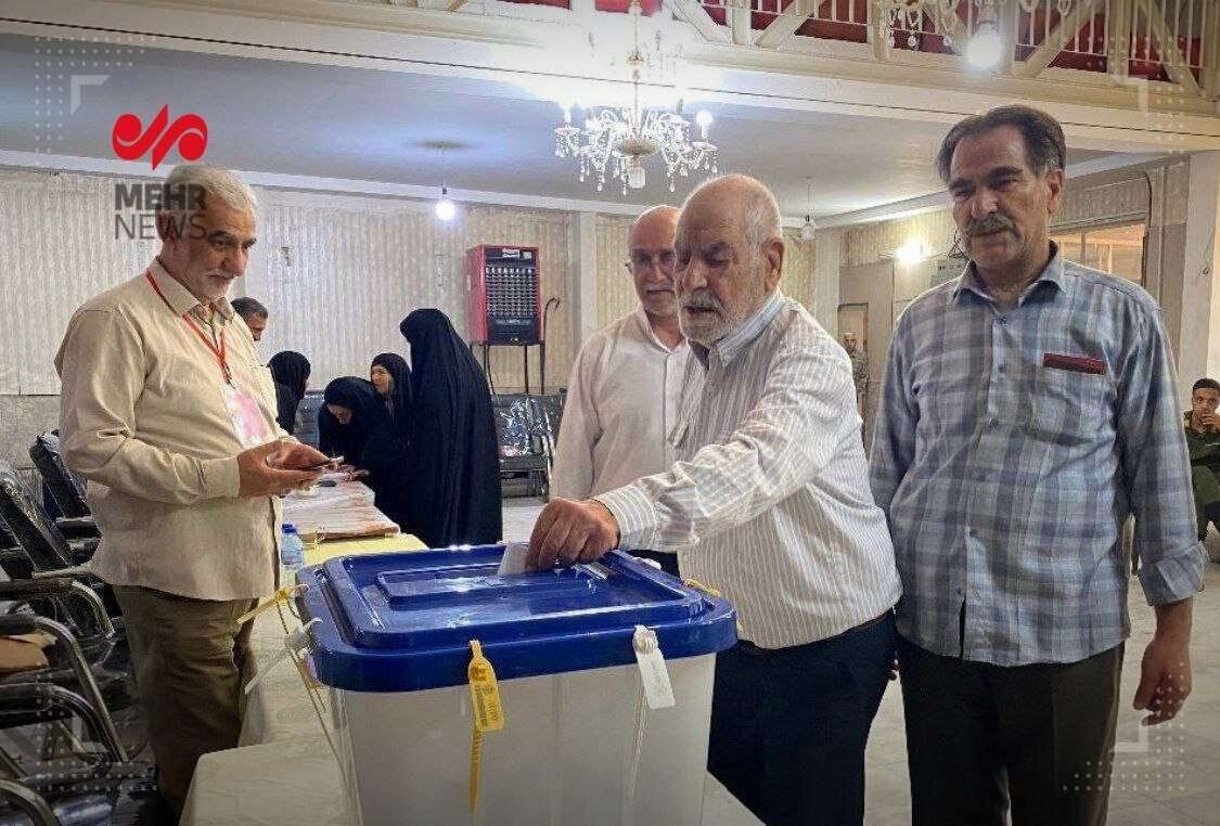 پدر و مادر قالیباف پای صندوقهای رای + عکس