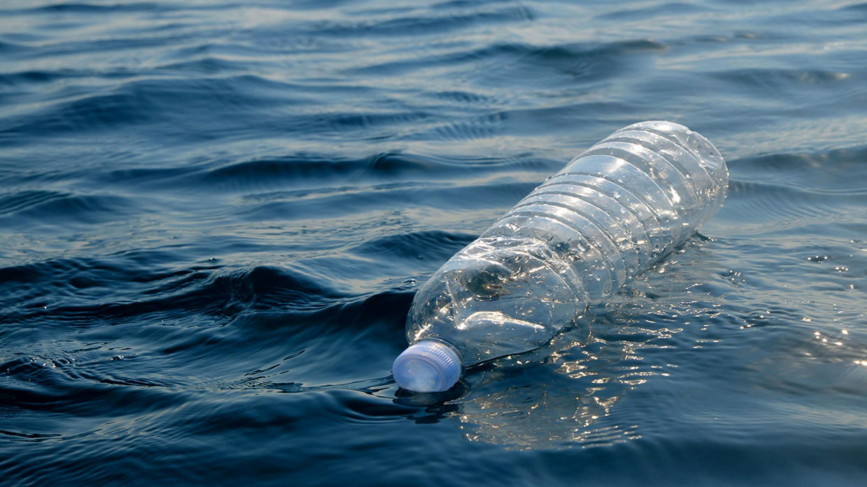 مرگ ۴ ماهی‌گیر پس از نوشیدن محتویات بطری‌های پیدا شده در دریا!