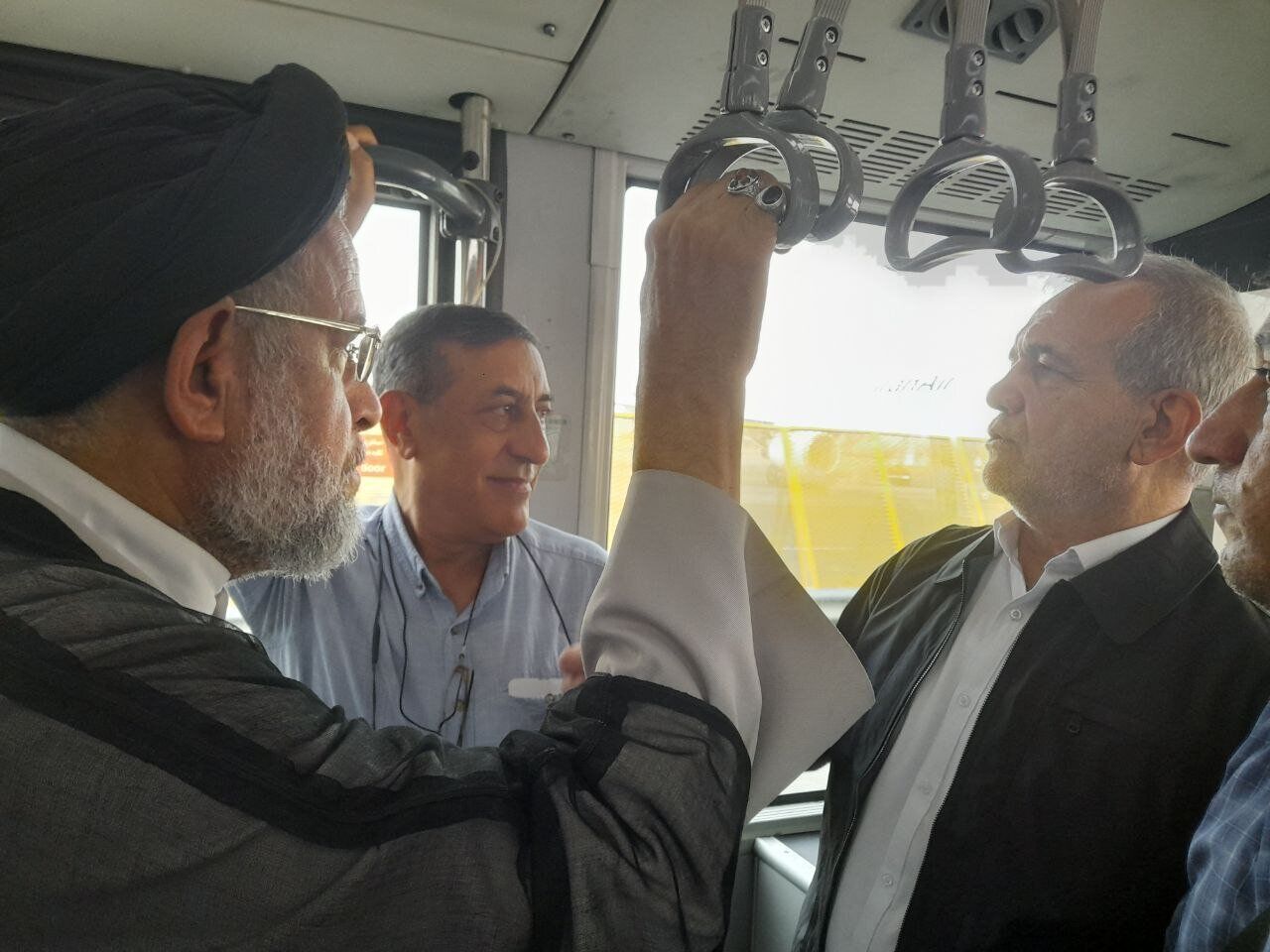 پزشکیان و وزیر اطلاعات سابق در اتوبوس فرودگاه + عکس