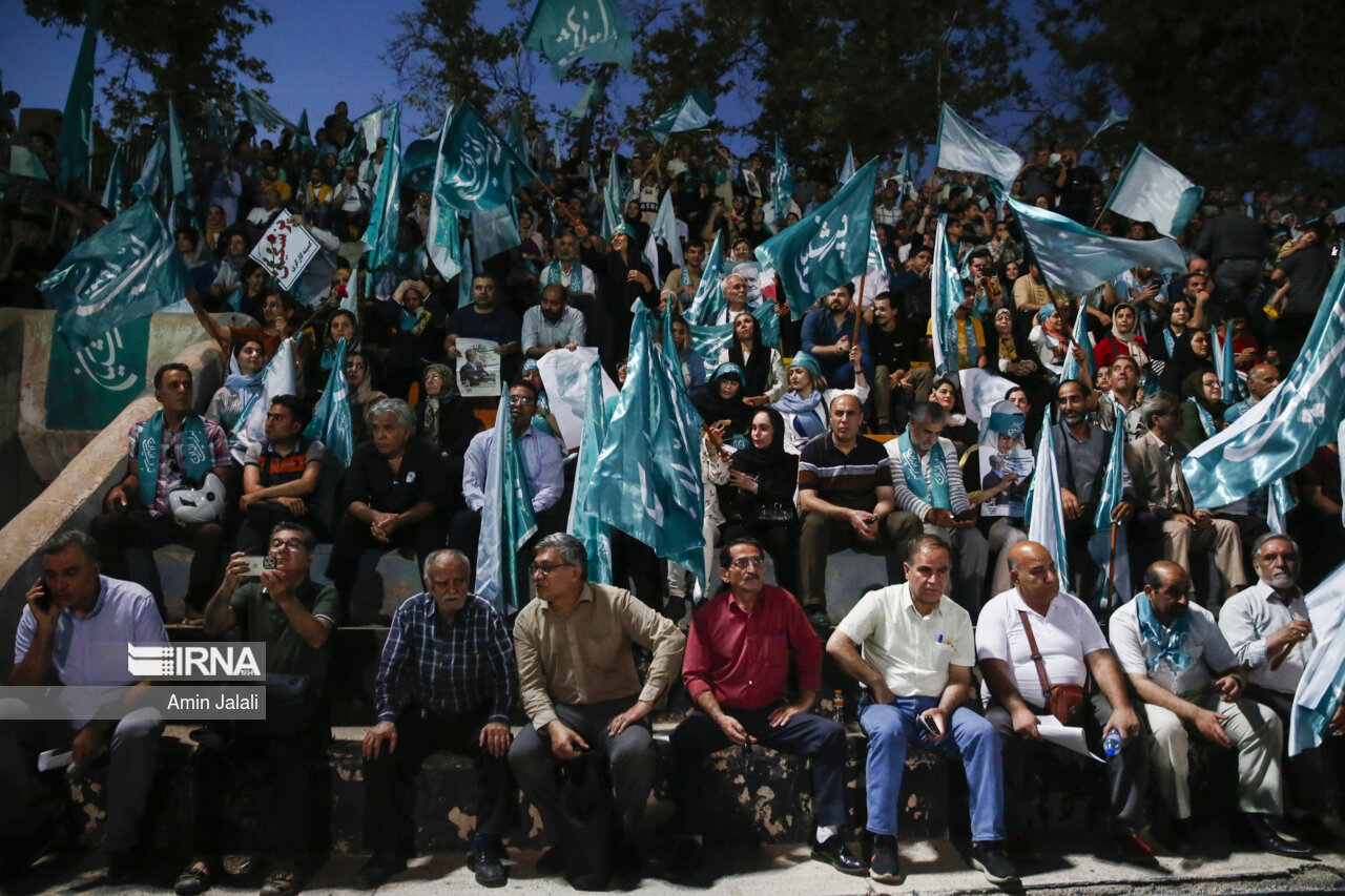 غوغای حامیان پزشکیان در ورزشگاه حیدرنیا + عکس