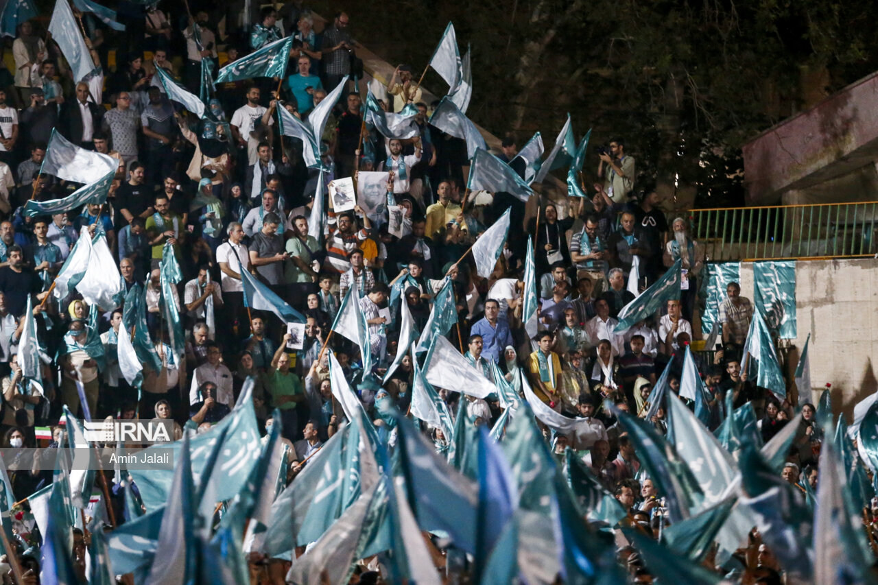 غوغای حامیان پزشکیان در ورزشگاه حیدرنیا + عکس