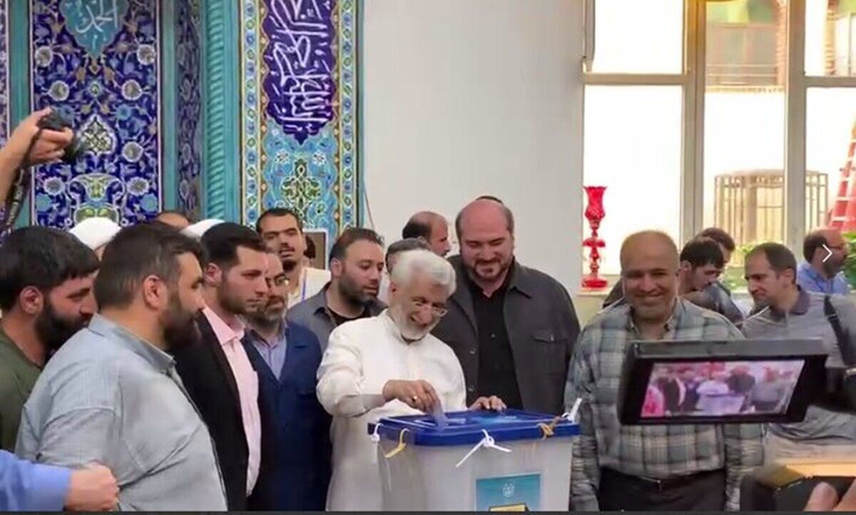 حضور جلیلی پای صندوق رای در مسجد جامع قرچک