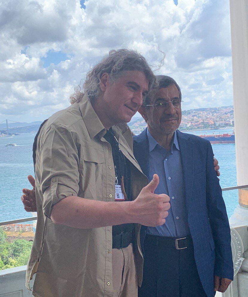 عکس جنجالی احمدینژاد با مردم در ترکیه