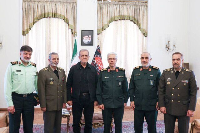 دیدار فرماندان نیروهای مسلح با رئیس‌جمهور منتخب