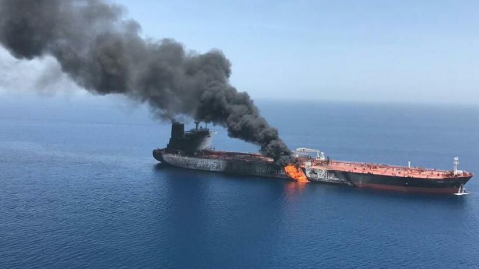 آتش سوزی مهیب کشتی باری در سواحل هند / اولین تصاویر از امداد کشتی ها برای خاموش‌کردن آتش + فیلم