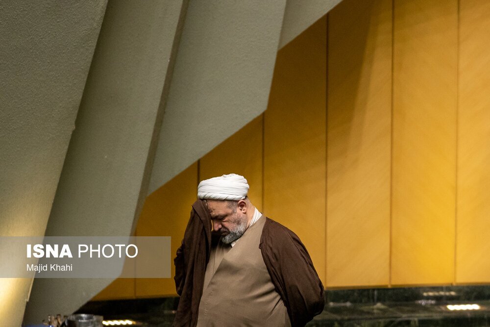 چهره غمگین رسایی در زمان حضور پزشکیان در مجلس سوژه شد+ عکس