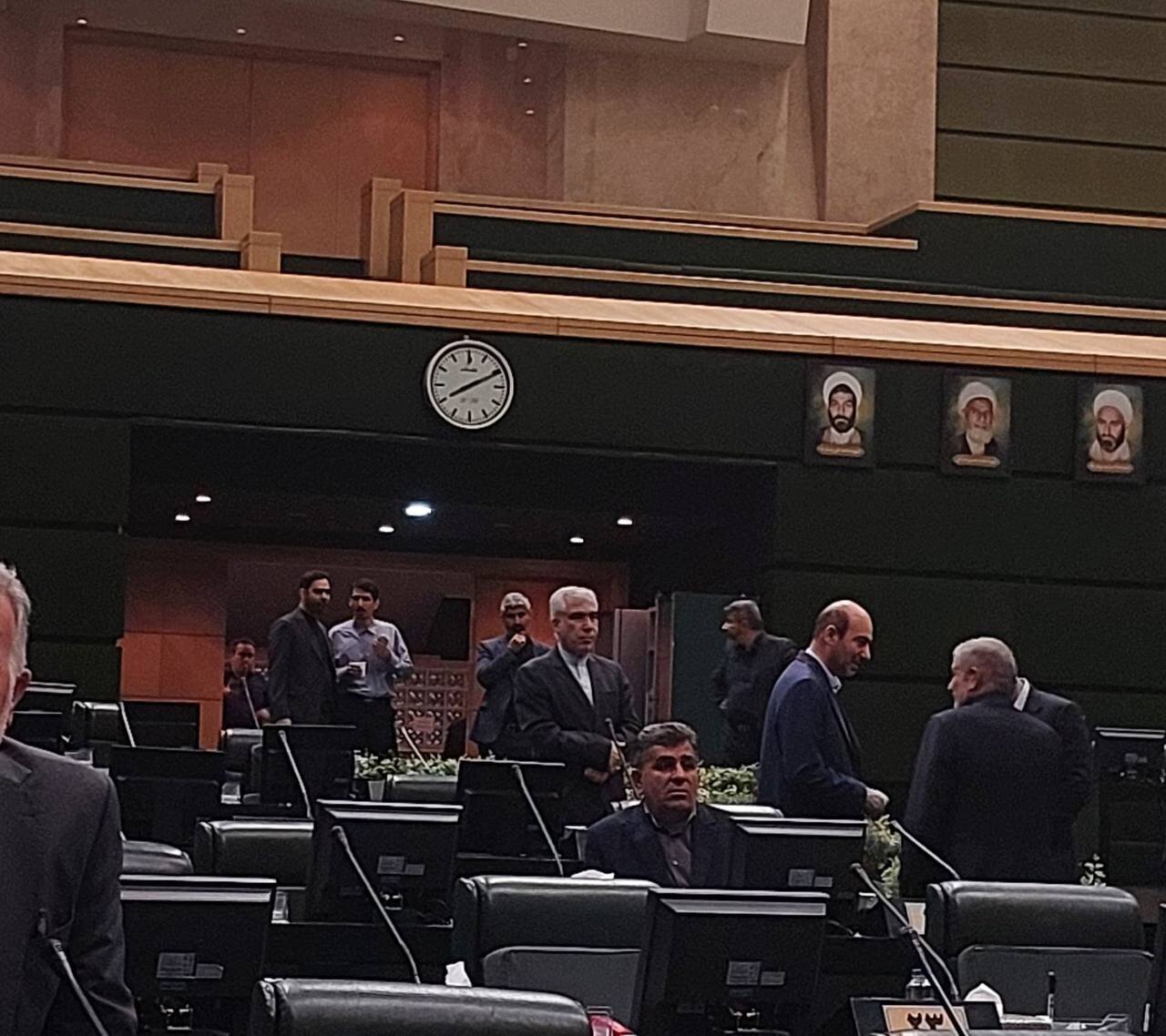 چهره غمگین رسایی در زمان حضور پزشکیان در مجلس سوژه شد+ عکس