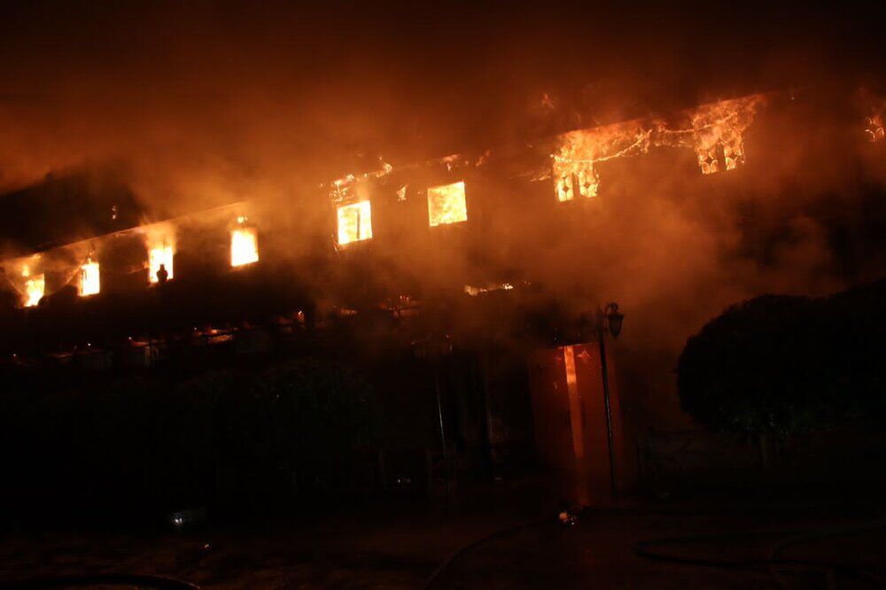 مهار حرفهای آتش در رستوران توسط یک مرد + فیلم