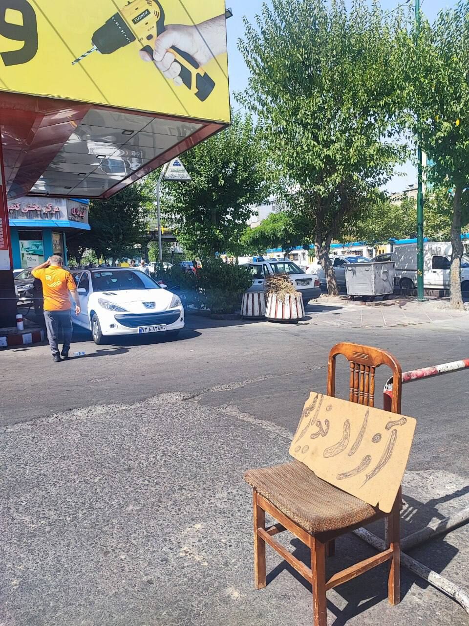 تابلویی که به پمپبنزینها بازگشت / بنزین آزاد نداریم!