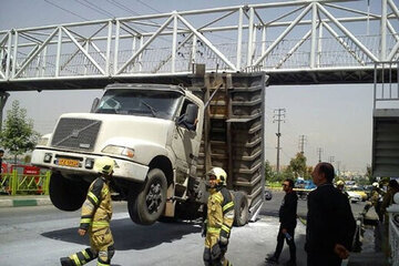 گیر کردن کمپرسی کامیون به پل عابر پیاده در تبریز! + فیلم