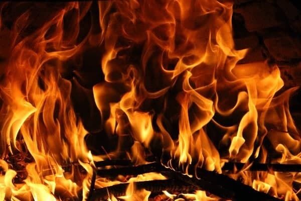آتش گرفتن پژو در پمپ بنزین با زنگ موبایل + فیلم