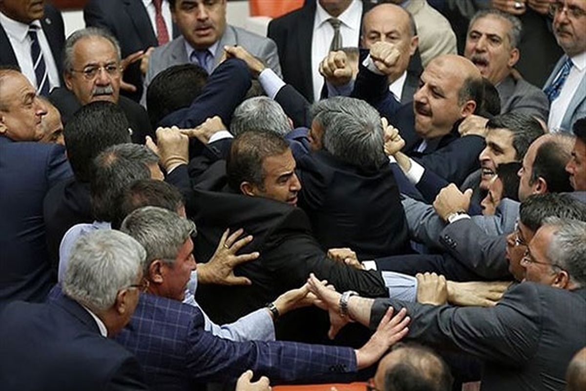 کتک‌کاری در پارلمان ترکیه! + فیلم