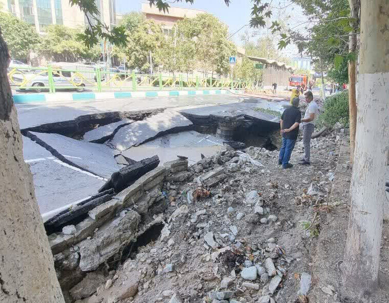 فرونشست زمین در میدان ونک / یک نفر مصدوم شد + عکس