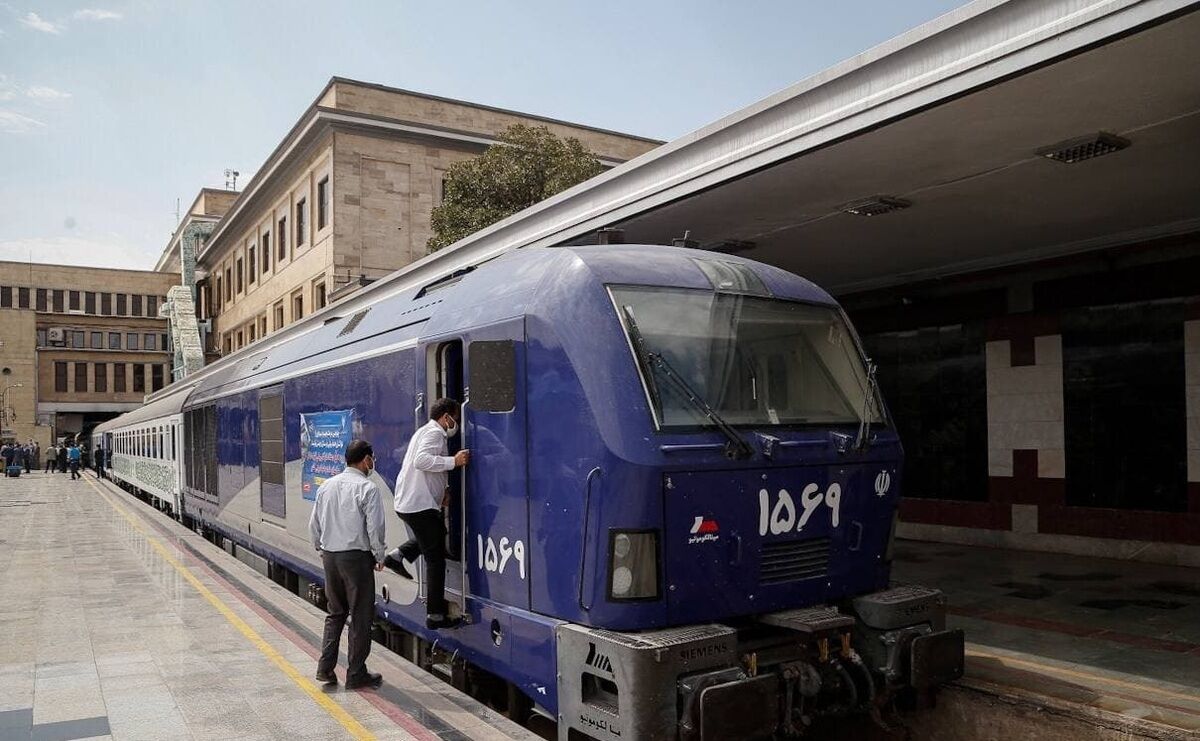 حادثه در راهآهن تهران؛ قطار مسافربری با سکو برخورد کرد