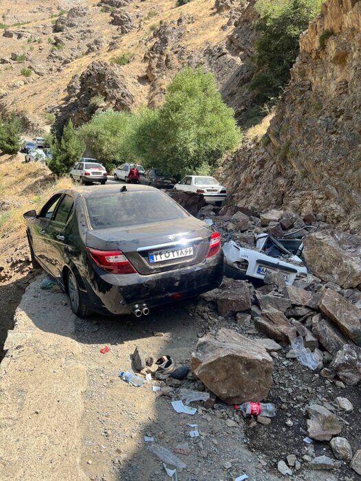 ریزش سنگ بر روی چند خودرو در سولقان