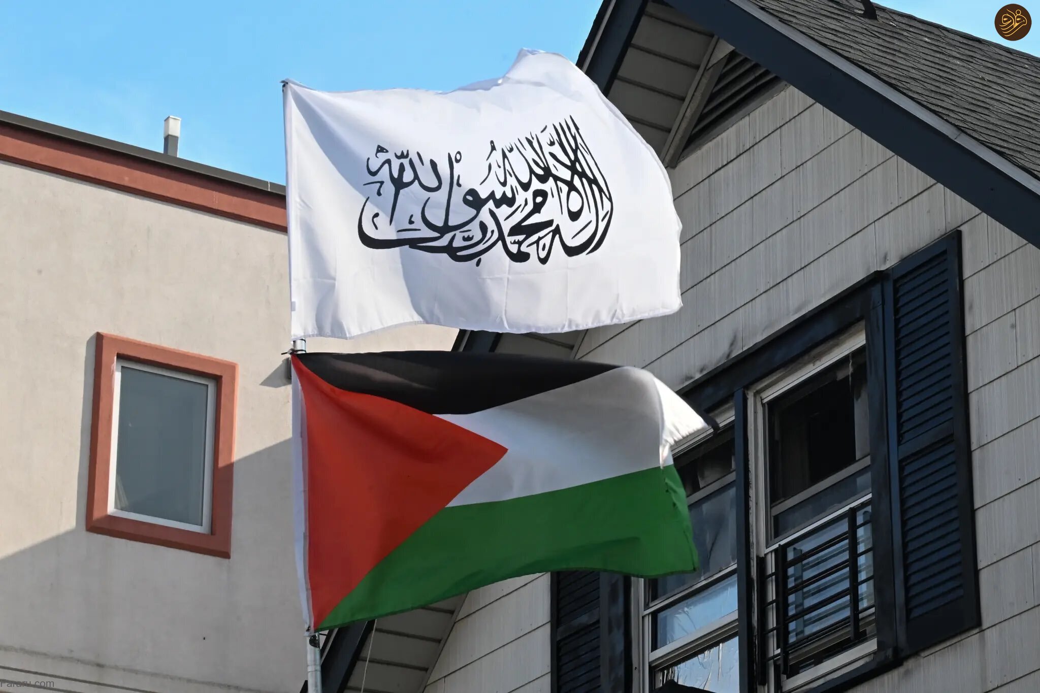 اهتزاز پرچم طالبان در نیویورک جنجالی شد+ عکس