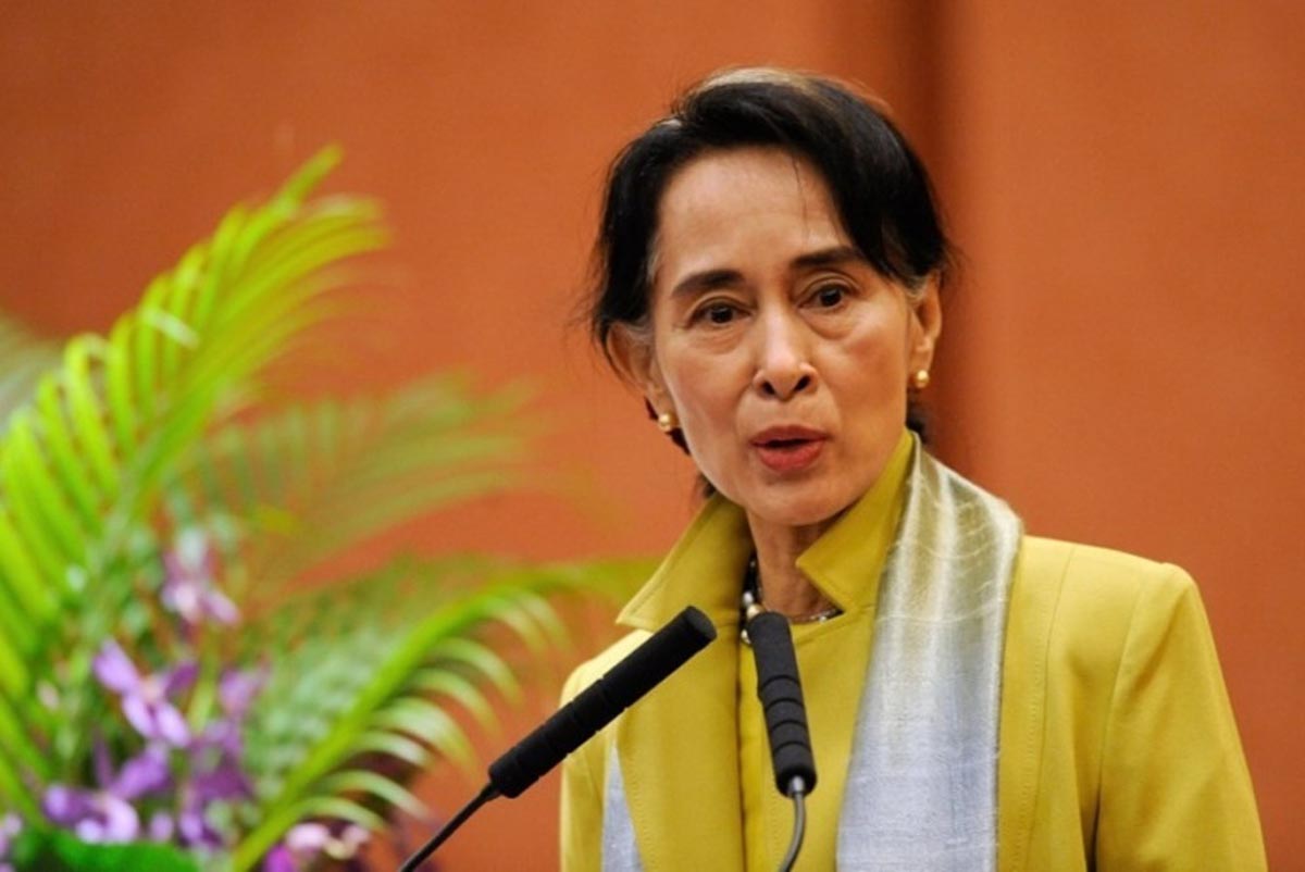 Myanmar's Suu Kyi in pitch to foreign investors after Obama lifts sanctions