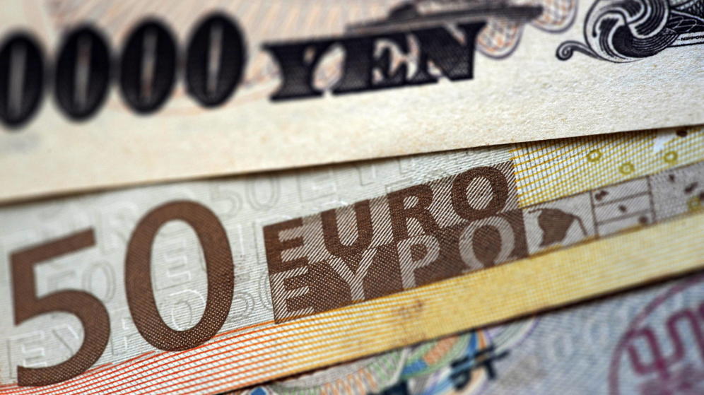 Yen near one-month high, euro on defensive over European bank worries