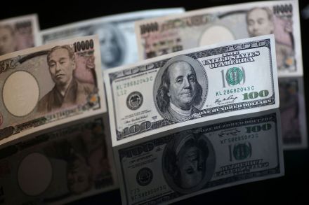 Dollar falls against yen on U.S. yield drop, profit-taking