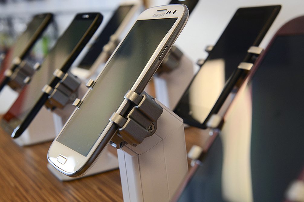 Iranian Government Earnings From Cellphone Imports Jump by 194%