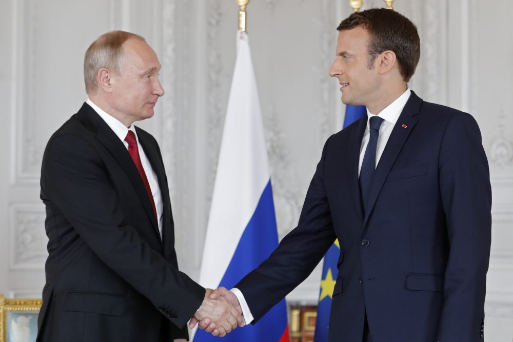 Macron Offers Putin Improved Ties, Rebukes Kremlin `Propaganda'
