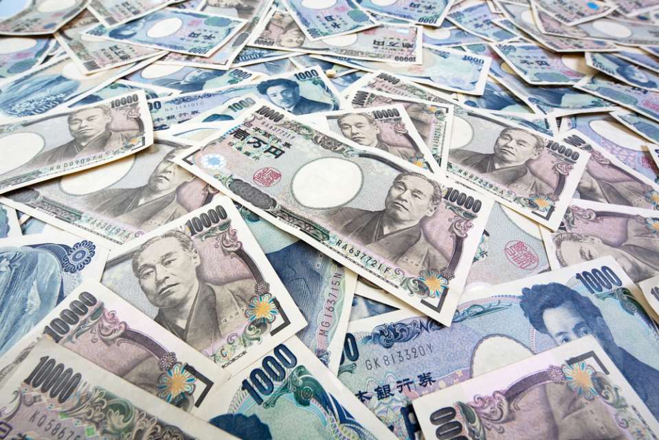 Dollar dips vs yen after BOJ's Kuroda disappoints easing bets