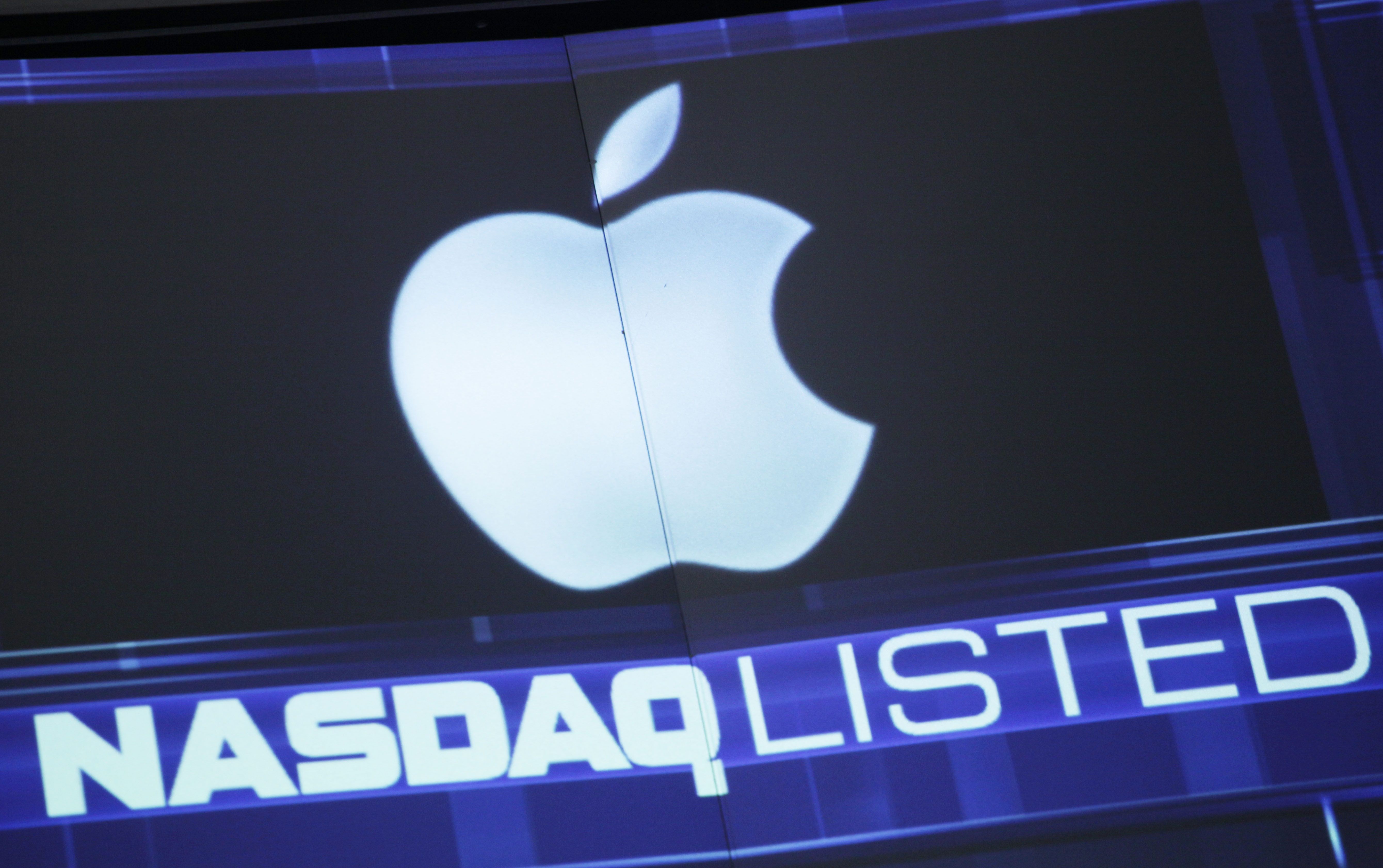 Wall Street technology share selloff leaves Apple bruised