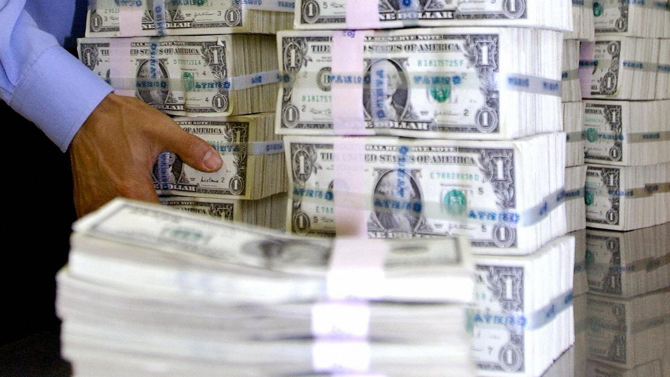 Dollar range bound as investors await Yellen's Jackson Hole speech