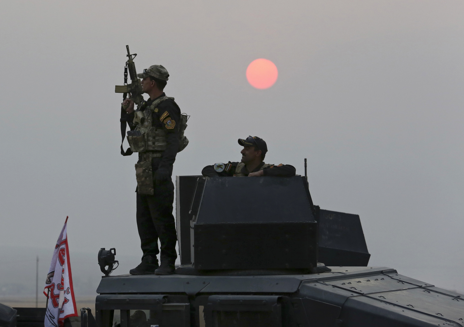 Iraqi army's elite force pauses advance near Mosul