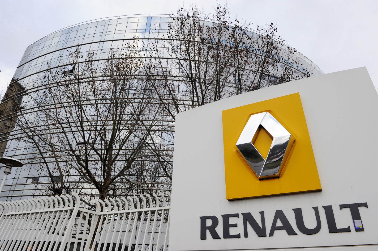 Iran's IMIDRO, Renault ink cooperation pact in Paris
