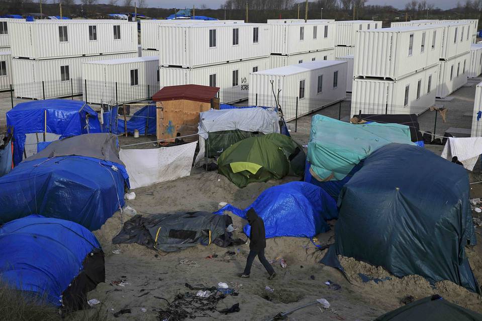 France starts clearing 'jungle' migrant camp in Calais
