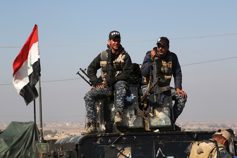 U.S.-backed Iraqi forces close in on IS-held Mosul government buildings