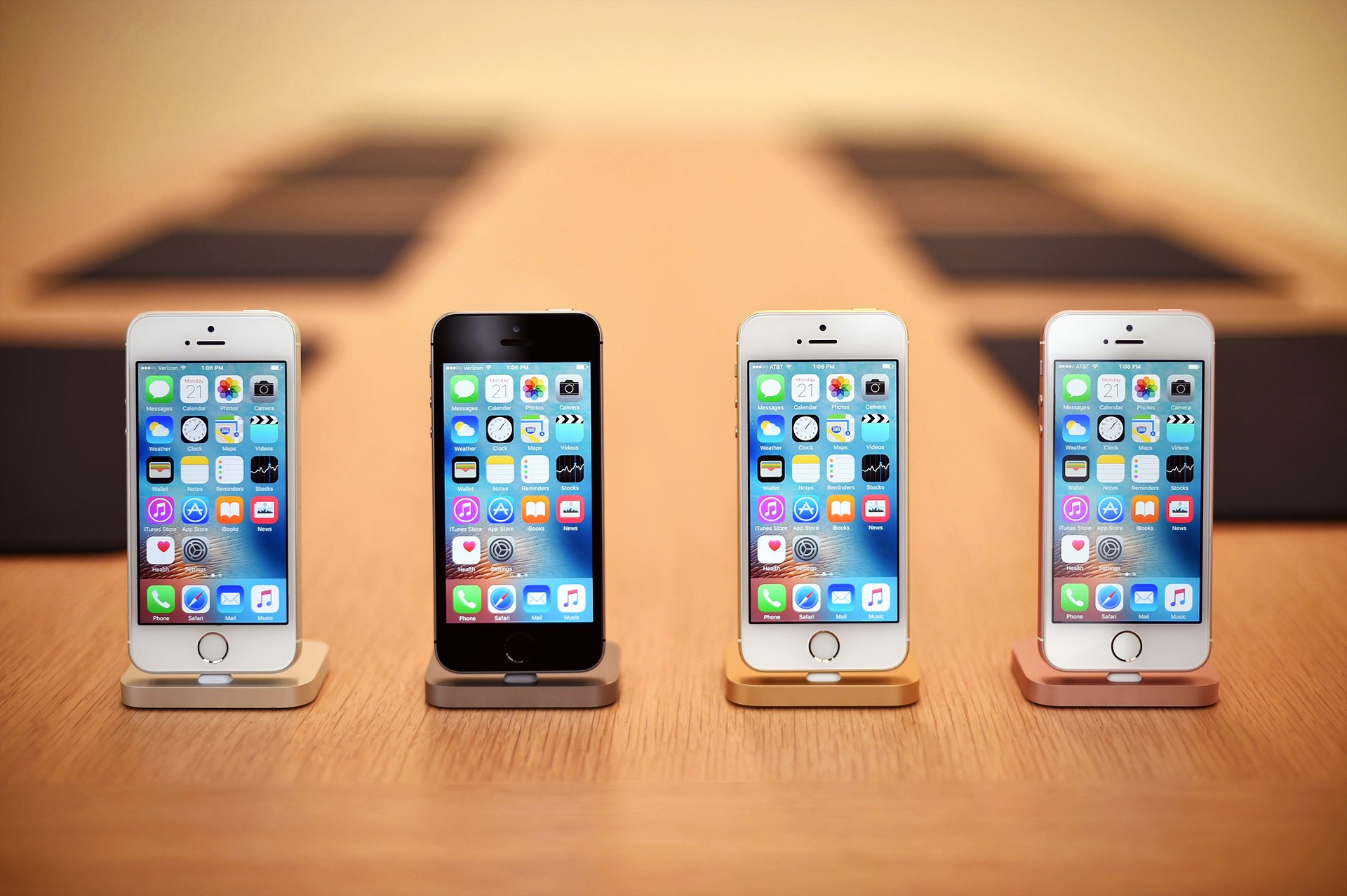 Apple Sells Fewer iPhones in Last Quarter, Shares Slide