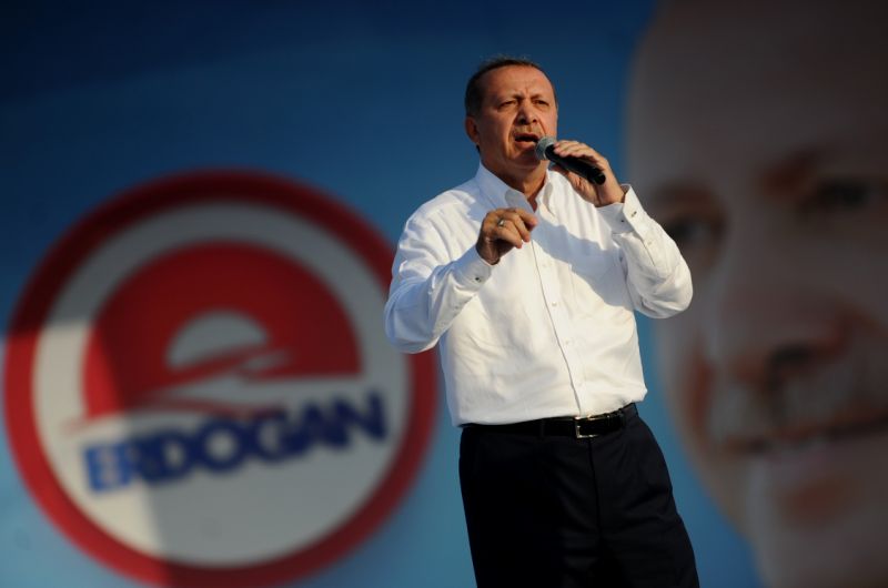 Turkey's Erdogan, main rival stage final election rallies