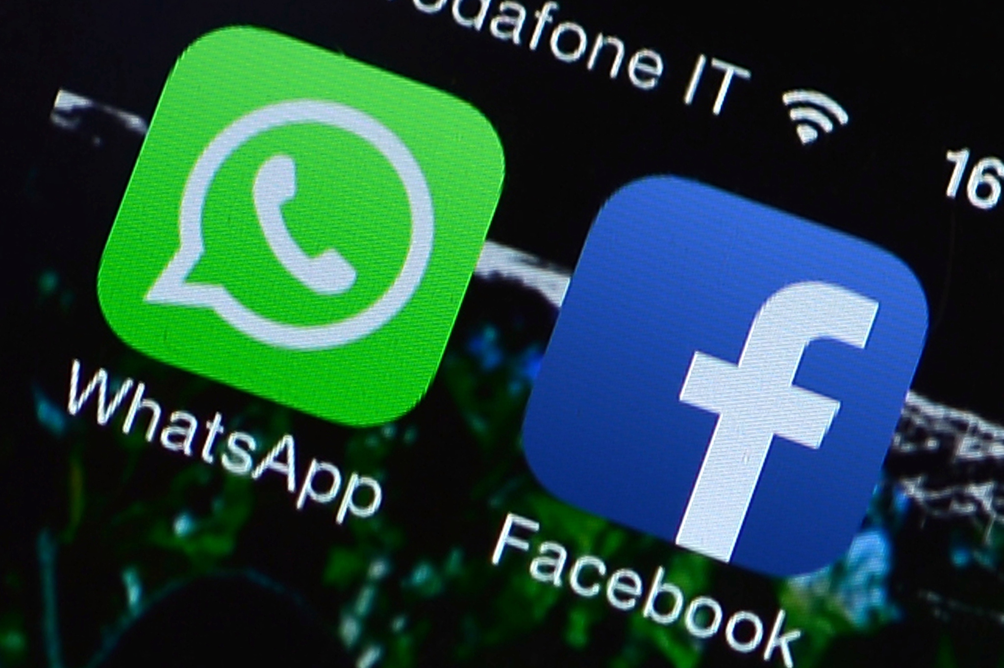 U.K. Tells WhatsApp to Open Up to Intelligence Services