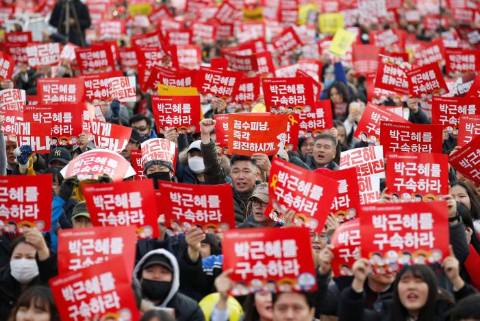 South Koreans march close to presidential Blue House demanding Park resign